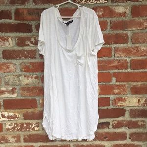White T-shirt with front pocket